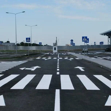 Разметка парковок, пешеходных переходов, выделенных полос и специальных зон.